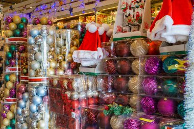 Noel ağacı için toplar. Yeni yıl için dekor. Metin için kopyalama alanı olan arkaplan. İllüstrasyon başyazısı. 18 Aralık 2021 Balti Moldova.