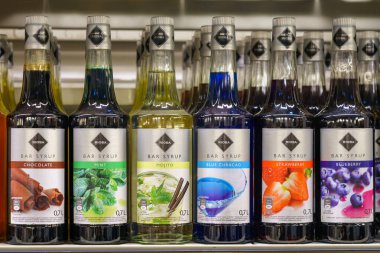 Kokteyllerin temeli. Metin için kopyalama alanı olan arkaplan. İllüstrasyon başyazısı. 18 Aralık 2021 Balti Moldova.