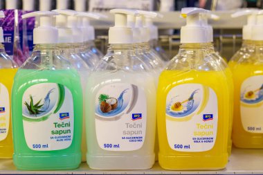 Sıvı sabun. Metin için kopyalama alanı olan arkaplan. İllüstrasyon başyazısı. 18 Aralık 2021 Balti Moldova.