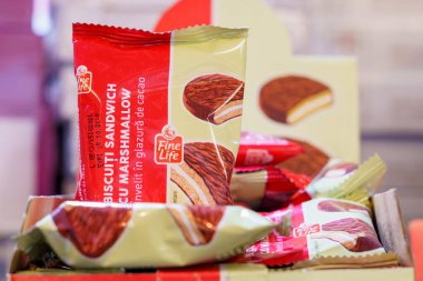 Kurabiyeli sandviç. Metin için kopyalama alanı olan arkaplan. İllüstrasyon başyazısı. 18 Aralık 2021 Balti Moldova.