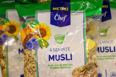 Müsli şeffaf ambalajda. Metin için kopyalama alanı olan arkaplan. İllüstrasyon başyazısı. 18 Aralık 2021 Balti Moldova.