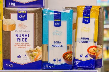 Suşi ve rulo için malzemeler. Metin için kopyalama alanı olan arkaplan. İllüstrasyon başyazısı. 18 Aralık 2021 Balti Moldova.