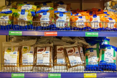 Kurutulmuş meyve. Metin için kopyalama alanı olan arkaplan. İllüstrasyon başyazısı. 18 Aralık 2021 Balti Moldova.