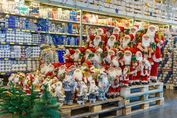 Noel Baba 'nın mağaza rafındaki yumuşak, sembolik oyuncakları. Metin için kopyalama alanı olan arkaplan. İllüstrasyon başyazısı. 18 Aralık 2021 Balti Moldova.