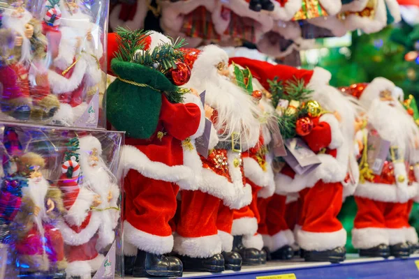 Mağazadaki Noel dekorları bölümü. Metin için kopyalama alanı olan arkaplan. İllüstrasyon başyazısı. 18 Aralık 2021 Balti Moldova.