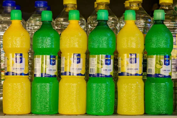 Limon ve limon suyu. Metin için kopyalama alanı olan arkaplan. İllüstrasyon başyazısı. 18 Aralık 2021 Balti Moldova.