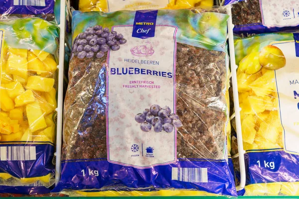 Donmuş yaban mersini. Metin için kopyalama alanı olan arkaplan. İllüstrasyon başyazısı. 18 Aralık 2021 Balti Moldova.