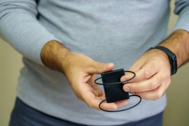 Suçlular için elektronik bilezik. Cezanın infazını kontrol altına almak ve izlemek için. Özgürlük kısıtlaması ve ev hapsi. Uzaktan tanımlama ve konum izleme.