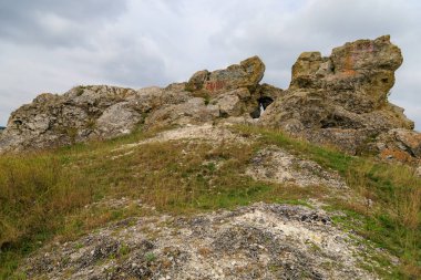 Doğu Avrupa 'nın vahşi kayalık ve dağlık doğası. Metin için kopya alanı olan peyzaj arkaplanı. Seçici odaklanma, uyumlu. Corjeuti köyü, Moldova 'ya hoşgeldiniz..