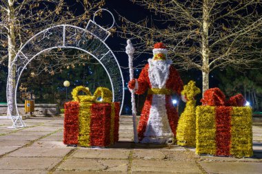 Noel Baba 'ya hediyeler, Noel süslerinden yapılmış. Kopyalama alanı olan arkaplan