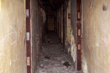 Terk edilmiş nükleer karşıtı bir askeri sığınağın içi. Ürkütücü bir yer, kıyamet sonrası geçmiş.