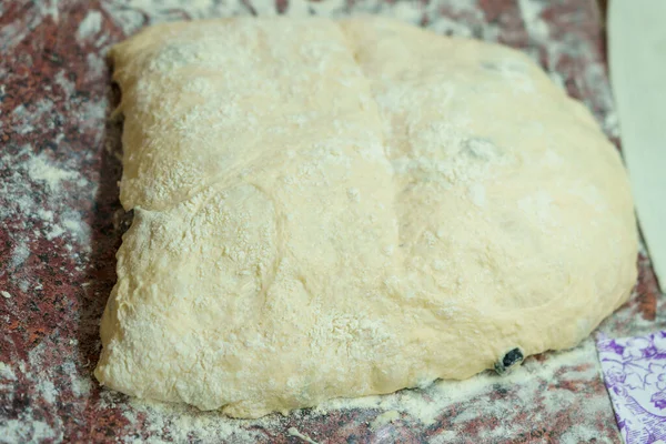 意大利面包的浓汤 查巴塔 在家烤面包 具有选择性焦点的背景和文本复制空间 — 图库照片
