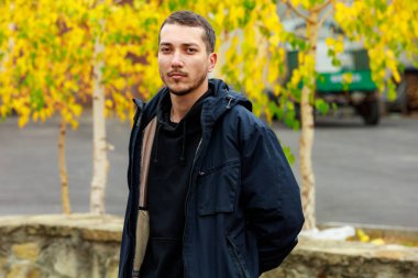 Genç bir adam altın sonbahar boyunca vahşi hayatın tadını çıkarır. Metin veya yazıtlar için kopyalama alanı olan bir arkaplan. Doğayla baş başa kalma kavramı.
