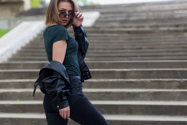 Cooles Porträt Einer Frau Schwarzer Kleidung Auf Den Stufen Einer — Stockfoto