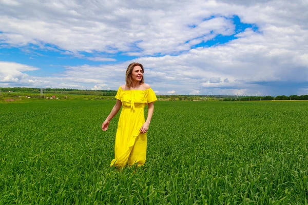 Mujer Joven Con Vestido Amarillo Aire Libre Campo Verde Caminando — Foto de Stock