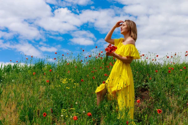 Sarı Elbiseli Güzel Bir Kadın Gelincik Tarlasında Yürüyor Açık Hava — Stok fotoğraf