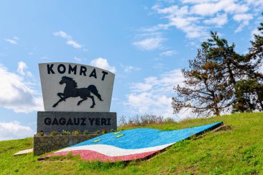 Comrat şehrinin arması ve bayrağı. Moldova Cumhuriyeti içindeki Gagauzia özerk toprak birimine giriş. İllüstrasyon Editörü. 5 Eylül 2021 Comrat veya Komrat, Moldova.