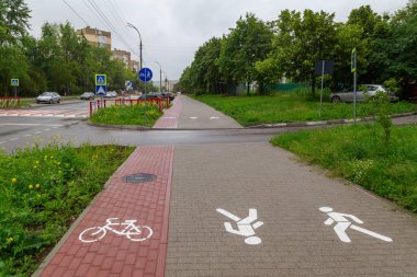 Şehir ortamında kaldırımlar. Metin veya yazıtlar için kopyalama alanı olan bir arkaplan. İllüstrasyon başyazısı. 14 Haziran 2021 Balti Moldova.