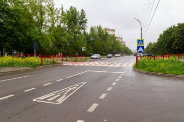 Şehir sokağı. İllüstrasyon başyazısı. 14 Haziran 2021 Balti Moldova. Kopyalama alanı olan arkaplan