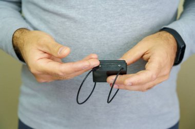 Suçlular için elektronik bilezik. Cezanın infazını kontrol altına almak ve izlemek için. Özgürlük kısıtlaması ve ev hapsi. Uzaktan tanımlama ve konum izleme.