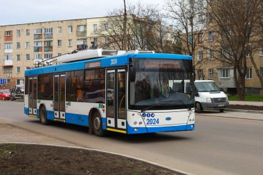 Kablosuz toplu taşıma tramvayı. Metin veya yazıtlar için kopyalama alanı olan bir arkaplan. İllüstrasyon başyazısı. 19 Nisan 2021 Balti Moldova.