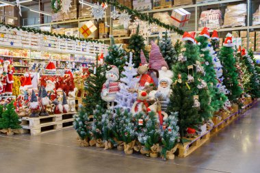 Mağazadaki Noel dekorları bölümü. Metin için kopyalama alanı olan arkaplan. İllüstrasyon başyazısı. 18 Aralık 2021 Balti Moldova.