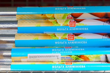 Alüminyum folyo ruloları. Metin için kopyalama alanı olan arkaplan. İllüstrasyon başyazısı. 18 Aralık 2021 Balti Moldova.