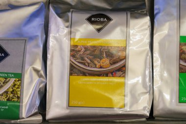 Büyük yaprak çayı. Metin için kopyalama alanı olan arkaplan. İllüstrasyon başyazısı. 18 Aralık 2021 Balti Moldova.