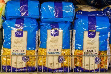 Durum buğdaylı makarna. Metin için kopyalama alanı olan arkaplan. İllüstrasyon başyazısı. 18 Aralık 2021 Balti Moldova.