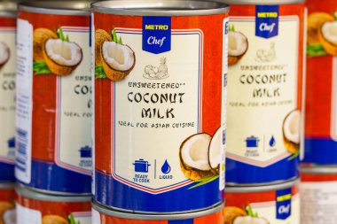 Hindistan cevizi sütü. Metin için kopyalama alanı olan arkaplan. İllüstrasyon başyazısı. 18 Aralık 2021 Balti Moldova.