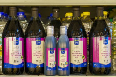 Balzamik sirke. Metin için kopyalama alanı olan arkaplan. İllüstrasyon başyazısı. 18 Aralık 2021 Balti Moldova.