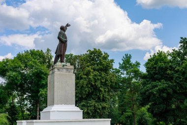 Lenin anıtı. Metin veya yazıtlar için kopyalama alanı olan bir arkaplan. İllüstrasyon başyazısı. 24 Temmuz 2021 Lipcani Moldova.