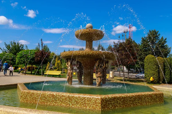 市内中心部の公園で噴水 ガグアウジアへようこそ イラスト編集を担当 2021年9月5日モルドバ コムラット — ストック写真