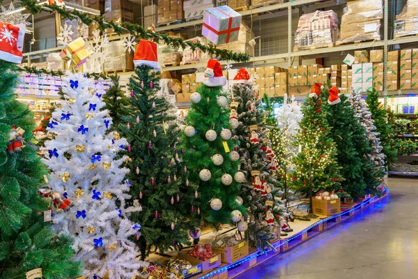 Штучні Різдвяні Дерева Символи Нового Року Магазині Тло Копіювальним Простором — стокове фото