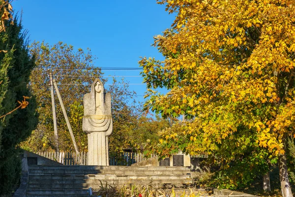 第二次世界大戦の犠牲者への記念碑 テキストのコピースペースを持つ背景 イラスト編集を担当 2021年10月20日モルドバドニ村 — ストック写真