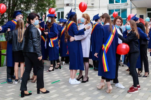 Mezuniyet gününde mezun oluyor. Beltsy, Moldova 31 Mayıs 2021. Sadece editör kullanımı.