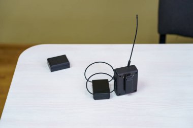 Elektronik bileziği olan bir izleme sistemi. Penaltı kontrol aleti. Özgürlük kısıtlaması ve ev hapsi. Uzaktan tanımlama ve konum izleme.