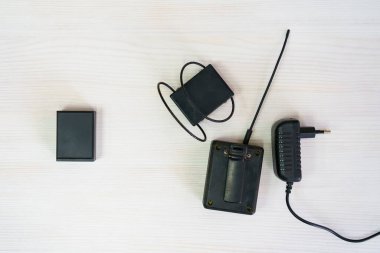 Elektronik bileziği olan bir izleme sistemi. Penaltı kontrol aleti. Özgürlük kısıtlaması ve ev hapsi. Uzaktan tanımlama ve konum izleme.