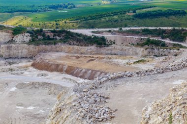 Taşın çıkarılması için devasa bir taş ocağı işletiliyor. Doğal kireç taşı. Metin için kopyalama alanı olan arkaplan