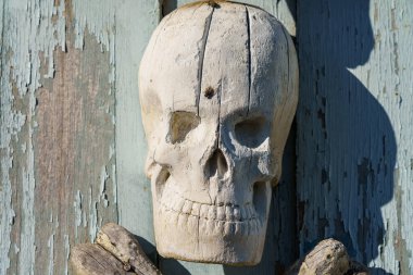 Ahşap, eski insan kafatası sembolü. Metin veya harf için kopyalama alanı olan arkaplan