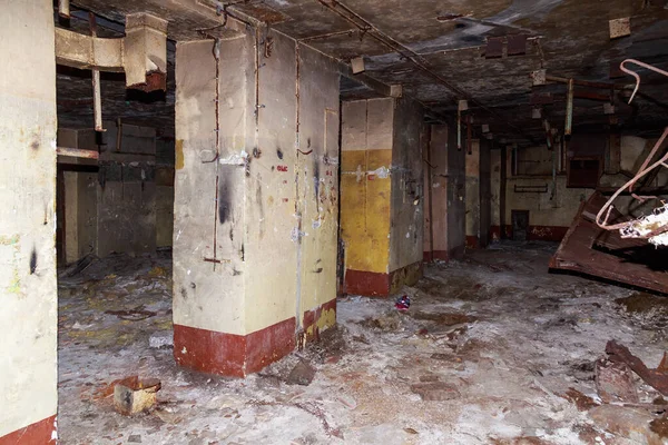 Terk edilmiş nükleer karşıtı bir askeri sığınağın içi. Ürkütücü bir yer, kıyamet sonrası geçmiş.