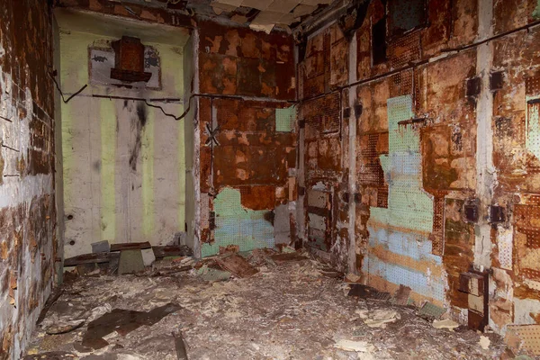 Terk edilmiş nükleer karşıtı bir askeri sığınağın içi. Ürkütücü bir yer, kıyamet sonrası geçmiş.