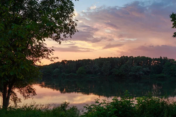 Nehirde gün batımı ya da gün doğumu. Metin veya harf için kopyalama alanı olan doğa arkaplanı.
