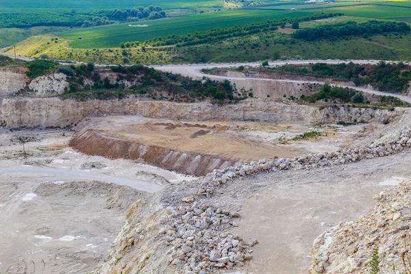 Taşın çıkarılması için devasa bir taş ocağı işletiliyor. Doğal kireç taşı. Metin için kopyalama alanı olan arkaplan