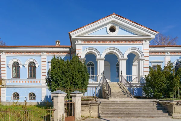 19. yüzyılın klasik Rus mimarisi tipik bas-reef ile. Moldova 'ya hoş geldiniz. Tarihsel ve kültürel miras. Metin veya harf için kopyalama alanı olan arkaplan