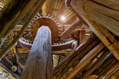 Ahşap dişliler eski model terk edilmiş yel değirmeni. Eski bir un değirmeni. Metin veya yazıtlar için kopyalama alanı olan arkaplan