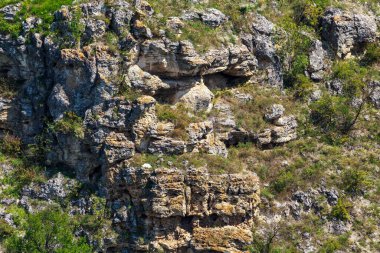 Doğu Avrupa 'nın vahşi kayalık ve dağlık doğası. Metin için kopya alanı olan peyzaj arkaplanı. Seçici odaklanma, uyumlu. Tipovo veya Tipova köyü, Moldova 'ya hoş geldiniz..