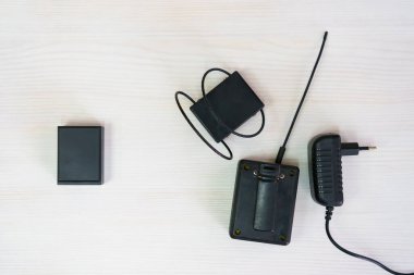 Elektronik bileziği olan bir izleme sistemi. Penaltı kontrol aleti. Özgürlük kısıtlaması ve ev hapsi. Uzaktan tanımlama ve konum izleme.