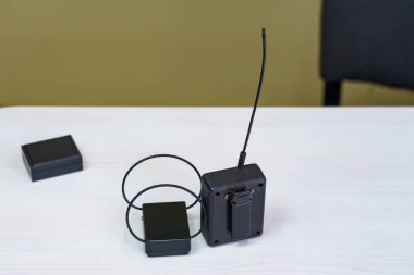 Elektronik bileziği olan bir izleme sistemi. Penaltı kontrol aleti. Özgürlük kısıtlaması ve ev hapsi. Uzaktan tanımlama ve konum izleme.