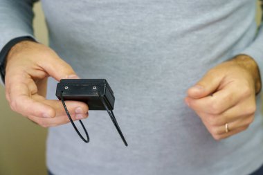 Suçlular için elektronik bilezik. Cezanın infazını kontrol altına almak ve izlemek için. Özgürlük kısıtlaması ve ev hapsi. Uzaktan tanımlama ve konum izleme.